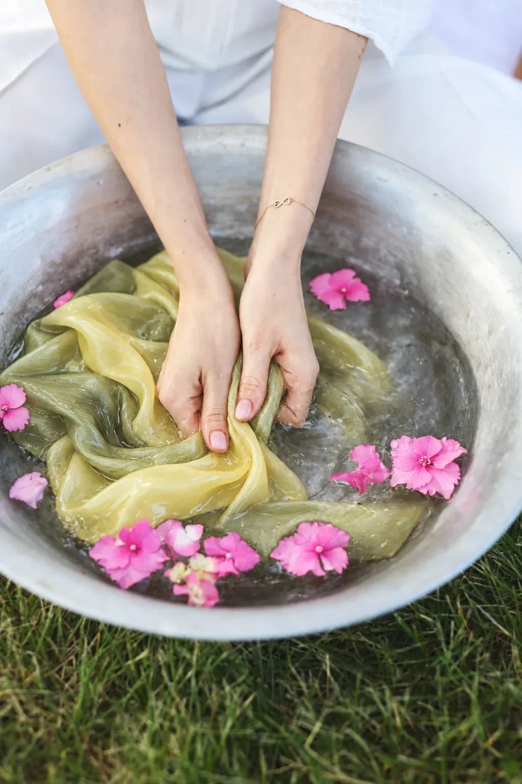 Giặt tay khăn lụa tơ tằm bằng nước mát