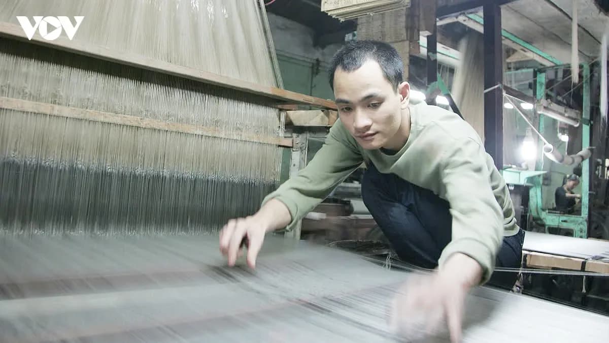 Người thợ dệt lụa tơ tằm tại làng Nha Xá